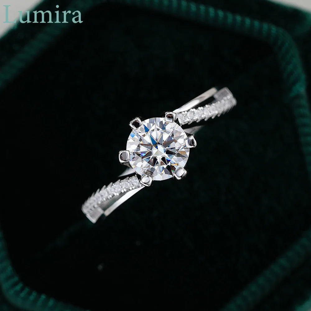 Moissanite Engagement Ring 1 Carat - خاتم لوميرا بتصميم ملتوي مرصع بالمويسانيت