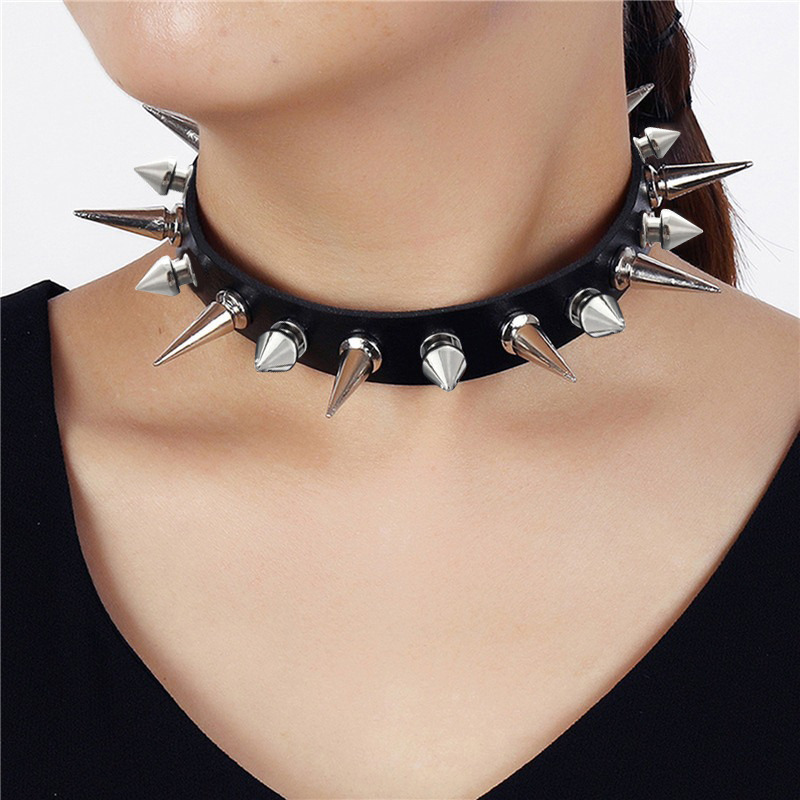 قلادة تشوكر طويلة بمسامير معدن - مراجعة Goth Punk Spike Choker وسعره